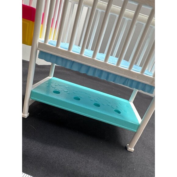 Barbie 2018 Miniature Dollhouse Crib & Changing Table Set White Frame With Pink - Picture 2 of 8